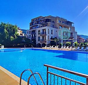 בריכת השחייה שנמצאת ב-Sorrento Sole Mare - Apartments by the beach או באזור