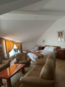 une chambre d'hôtel avec deux lits et un canapé dans l'établissement Saint George, à Strumica