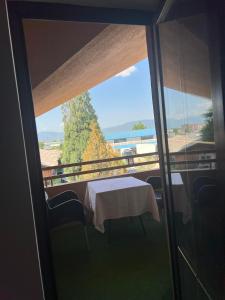 d'un balcon avec une table et une vue sur l'océan. dans l'établissement Saint George, à Strumica