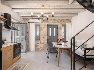 Una cocina o cocineta en La Canea Living 20 fotos más