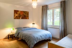 ein Schlafzimmer mit einem großen Bett und einem Fenster in der Unterkunft Chez Domi et Michou in Zermatt