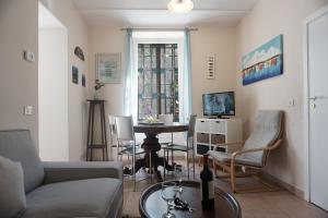 een woonkamer met een bank en een tafel bij Villa Angelina Casa Limone in Vallecrosia