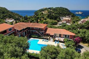 uma vista aérea de uma casa com piscina em Arianna apartment 10 em Paleokastritsa