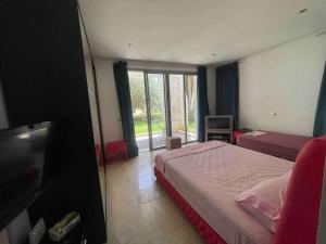 een slaapkamer met een bed en een flatscreen-tv bij Apparemment luxueux Ritz Carlton in Sania Torres
