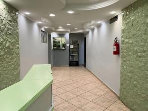 ein Flur mit einem Hydranten in einem Gebäude in der Unterkunft HOSPEDARIA PLAZA Hotel in Santo André