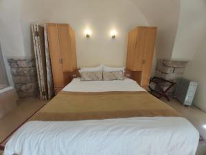 Letto o letti in una camera di Artists' Colony Inn Zefat