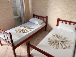 zwei Betten in einem Zimmer mit Bad in der Unterkunft HOSPEDARIA PLAZA Hotel in Santo André