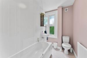 Et badeværelse på Pristine House - Sleeps 10 - Amazing Location + 29 billeder