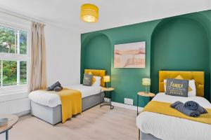 En eller flere senge i et værelse på Pristine House - Sleeps 10 - Amazing Location