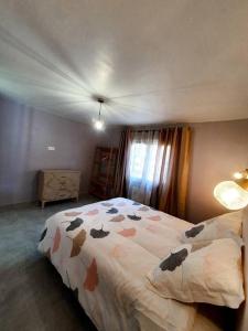 1 dormitorio con cama con edredón de vacas en Villa Mon Caprice, en Roquemaure