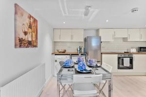 Køkken eller tekøkken på Pristine House - Sleeps 10 - Amazing Location