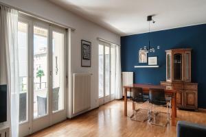 ein Esszimmer mit blauen Wänden und einem Holztisch in der Unterkunft Victoria Apartment by Quokka 360 - simple and practical flat in Locarno in Solduno