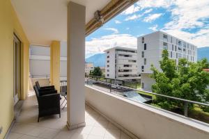 einen Balkon mit Blick auf ein Gebäude in der Unterkunft Victoria Apartment by Quokka 360 - simple and practical flat in Locarno in Solduno