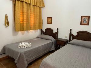 ein Zimmer mit zwei Betten und einem Fenster in der Unterkunft PRECIOSOS APARTAMENTO DE DOS DORMITORIOS in Ayamonte + 12 Fotos