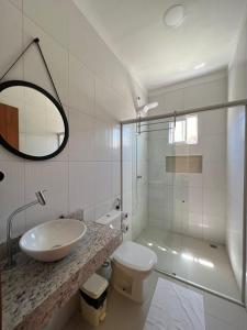 uma casa de banho com um lavatório, um WC e uma banheira em Pousada Brilho do Sol em São Miguel do Gostoso