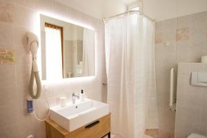 Kúpeľňa v ubytovaní Residence Hotel Santa Maria piscina e wellness