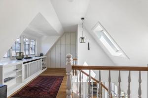 a staircase with white walls and a white ceiling at Ferienwohnung Konstantin Tipkenhues in Keitum