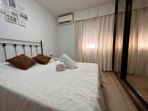 sypialnia z łóżkiem z 2 poduszkami w obiekcie Fabuloso Apartamento en Rincón de la Victoria, frente a la playa w mieście Rincón de la Victoria