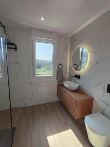 Gallery image of Casa con piscina en Liméns in Hio