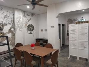 une salle à manger avec une table et des chaises dans l'établissement G FORTUNE GUEST HOUSE+, à George Town 38 autres photos