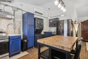 Dapur atau dapur kecil di Modern Cambridge Cottage Walk to Town, Waterfront