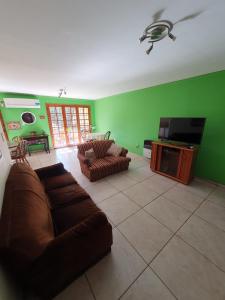 uma sala de estar com um sofá e uma televisão de ecrã plano em Casa Moldes, Alto Dorrego - Mendoza em Guaymallén
