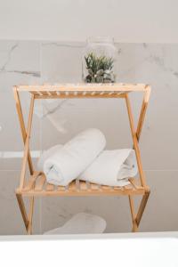 una mensola in bambù con asciugamani di Aparthotel Yvonne a Ostenda