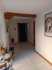 um quarto com um corredor com uma porta e um piso de azulejo em Amnis em Aquileia