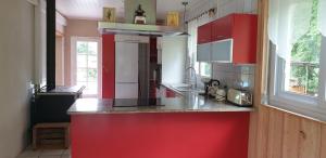 Η κουζίνα ή μικρή κουζίνα στο maison au calme avec piscine