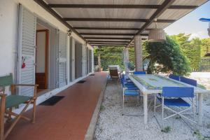 a patio with a table and chairs on a house at Villetta Schiopparello by HelloElba in Portoferraio
