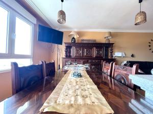 comedor con mesa y mantel en Aramar Luanco, en Luanco