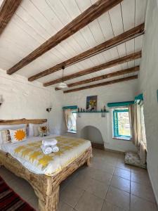 a bedroom with a large bed in a room at Güneşli Tepe Datça in Cumalı