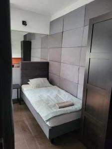 Łóżko lub łóżka w pokoju w obiekcie M Hostel