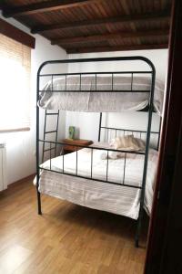 a couple of bunk beds in a room at Casa de Guadalupe in Redouça