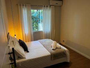 a bedroom with a bed with two towels on it at Holzhaus Blumenau in Blumenau