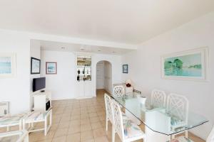 una sala de estar con una mesa y sillas de cristal en Oceana Suites Vanguardia, en Punta del Este 26 fotos más