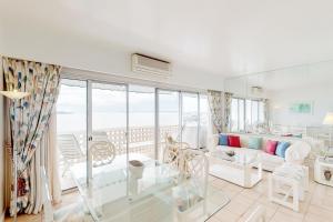 una sala de estar con un sofá y una mesa en Oceana Suites Vanguardia, en Punta del Este