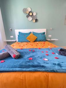 Postel nebo postele na pokoji v ubytování Le bourget - Suite romantique