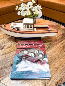 un libro y un bote de juguete sobre una mesa en Boat House near Cedar Point Amusement Park, en Sandusky