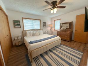 1 dormitorio con 1 cama y ventilador de techo en Boat House near Cedar Point Amusement Park, en Sandusky