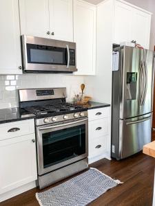 Una cocina o cocineta en Home with Private Pool near Cedar Point
