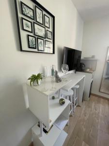 Habitación con escritorio blanco con copas de vino. en Le bourget - Suite romantique, en Narbona