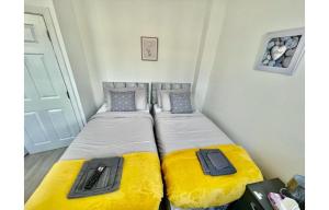 twee bedden naast elkaar in een kamer bij Cardiff City Centre Apartment- Penarth Road in Cardiff