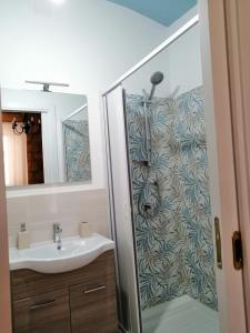uma casa de banho com um chuveiro e um lavatório. em Le Stanze dell'Emiro em Sambuca di Sicilia