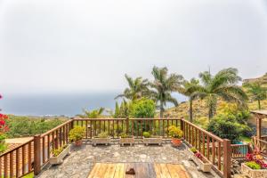 uma varanda com vista para o oceano em Lightbooking La Morera Villa de Mazo con piscina em Mazo