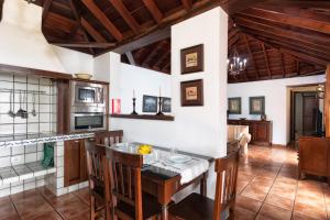 cocina con armarios de madera y encimera en Lightbooking La Morera Villa de Mazo con piscina, en Mazo