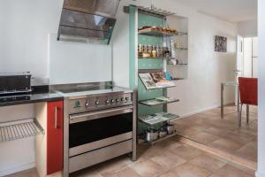 a kitchen with a stove and a counter top at Ferienwohnung Feine Natur in Bahlingen