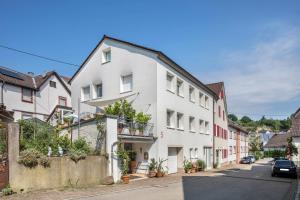 a white building on the side of a street at Ferienwohnung Feine Natur in Bahlingen