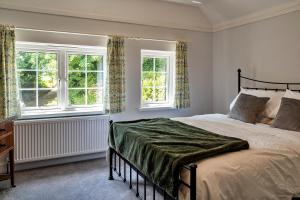 um quarto com uma cama e duas janelas em Finest Retreats - Tregatreath em Coverack