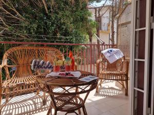 - une table et des chaises sur la terrasse dans l'établissement Lo Scorcio sul Mare by Holiday World, à Isola delle Femmine